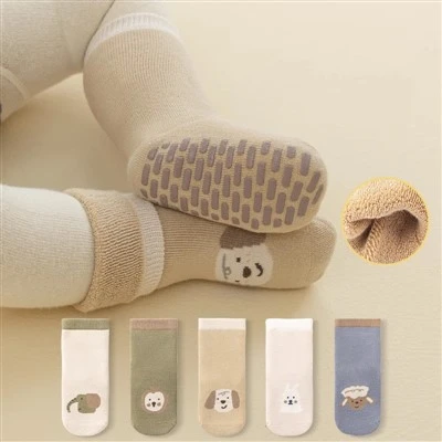 Nahtloses Baby greift Socken auf